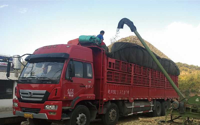 載貨汽車(chē)寧洱竹制品廠正在裝車(chē)