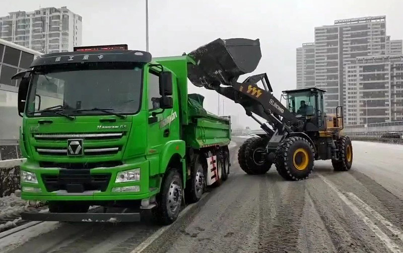 除雪保暢通，徐工汽車在行動